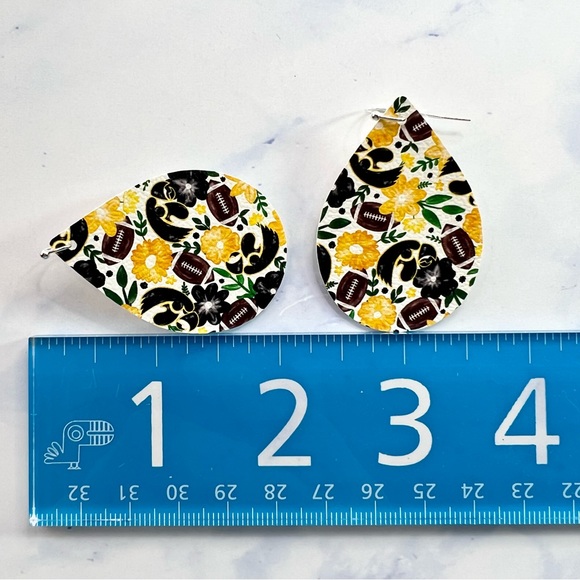 🏈University of Iowa football earrings, vegan leather, handmade, lightweight - Picture 3 of 4